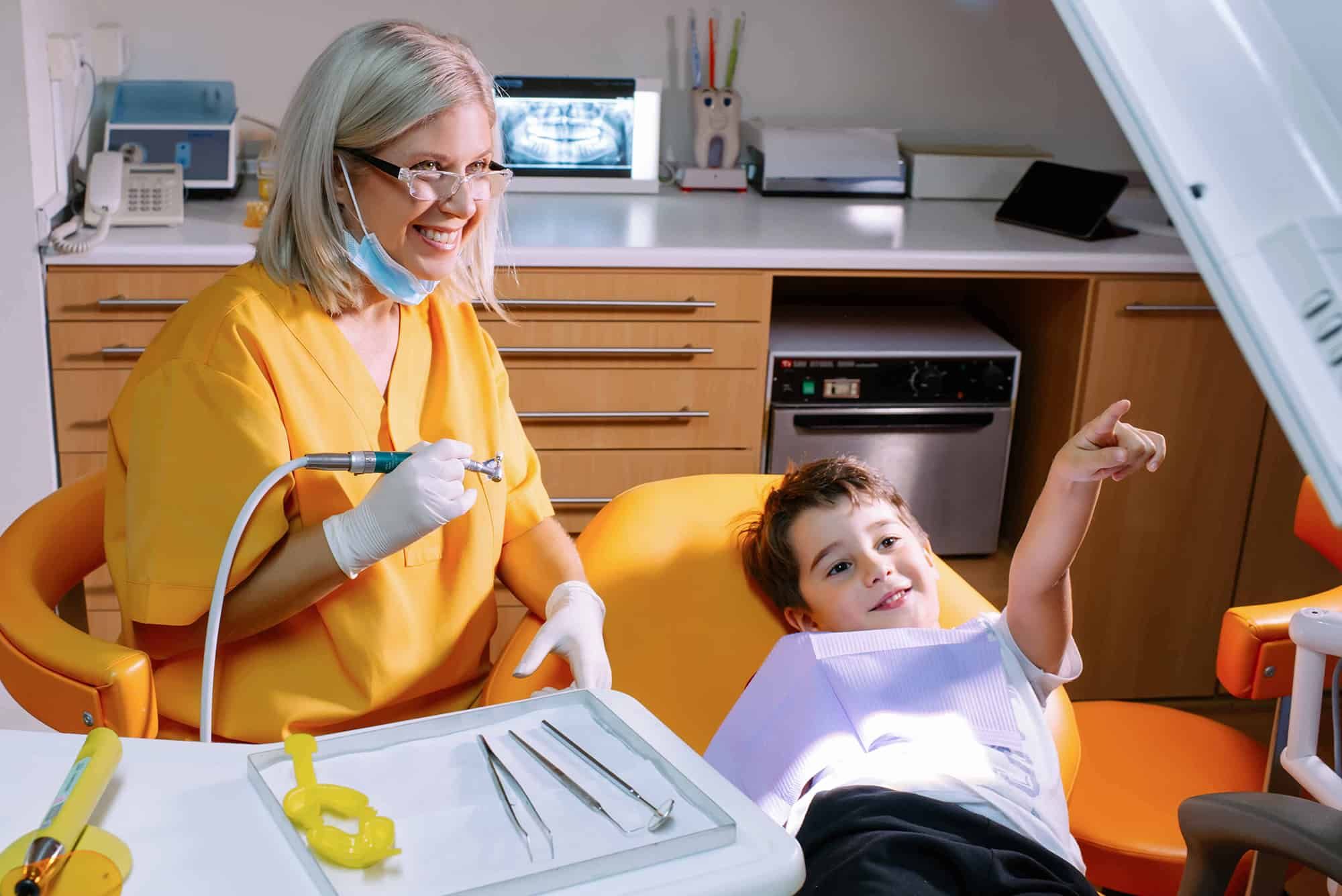 Παιδί χαρούμενο στον οδοντίατρο χωρίς φόβο