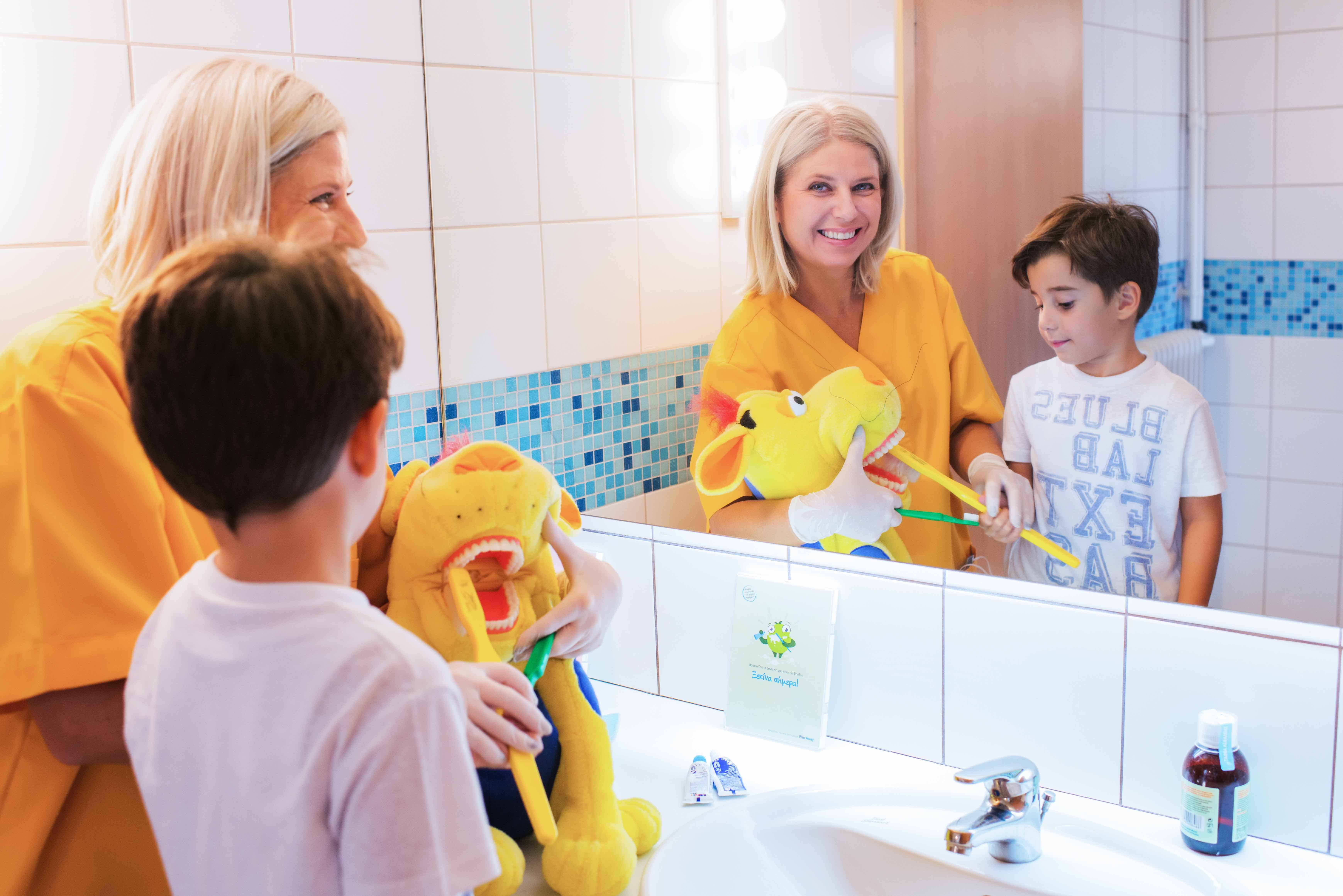 Η παιδοντίατρος Χριστίνα Παυλίδου μαθαίνει σε ένα παιδί πως να βουρτσίσει τα δόντια του