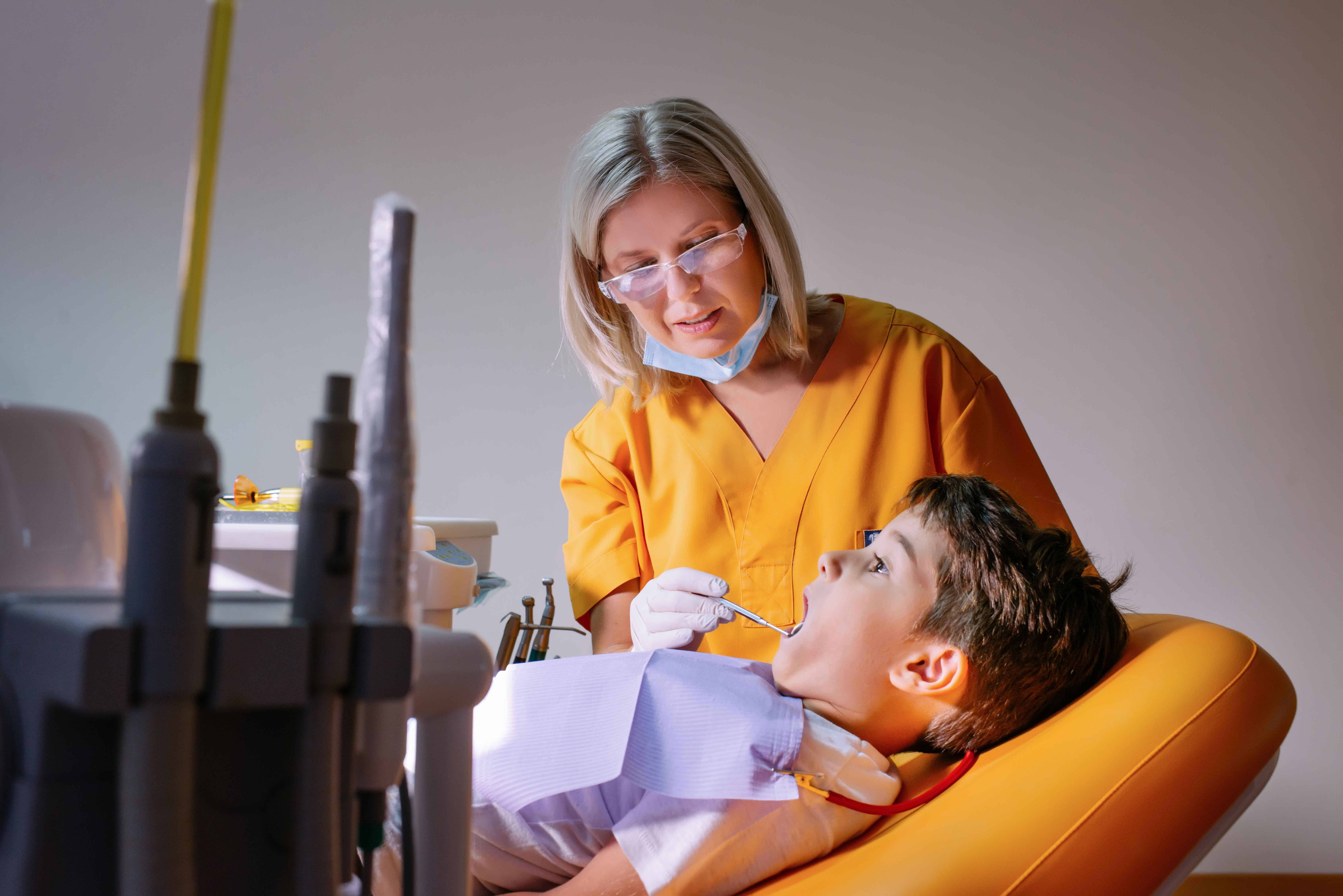 Η παιδοντίατρος Χριστίνα Παυλίδου κοιτάει χαρούμενη ένα παιδί κολλώντας τα χέρια τους στο αέρα