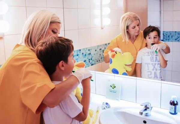 Παιδάκι χαρούμενο στην οδοντιατρική καρέκλα