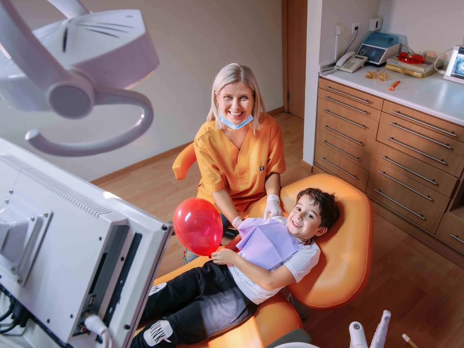 Η παιδοντίατρος Χριστίνα Παυλίδου στο Ιατρείο Full Of Smiles στην Γλυφάδα μαζί με ασθενή