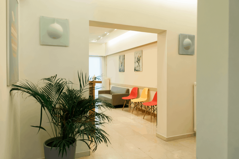 Η αίθουσα αναμονής από την είσοδο